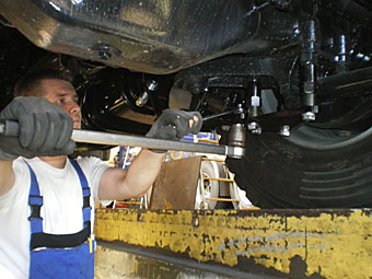 Antriebseinheiten anschrauben und auf Drehmoment anziehen