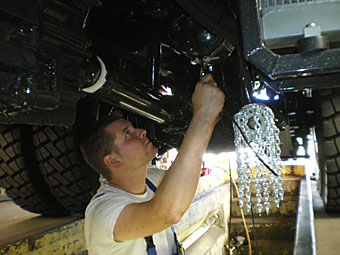 Verlegen des Kabels vom Steuerventil zum Führerhaus entlang des Längsträgers