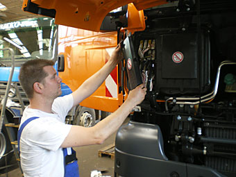 Deckel vom Sicherungskasten entfernen