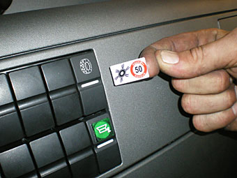 Warnaufkleber anbringen