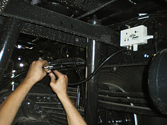 Von den Antriebseinheiten werden die Luftleitungen zum Steuerventil verlegt